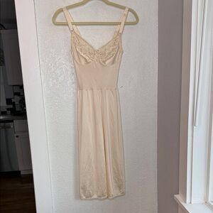 Vintage Olga off white Full Slip dress 34C Built-In Bra Lace 90s coquette grunge